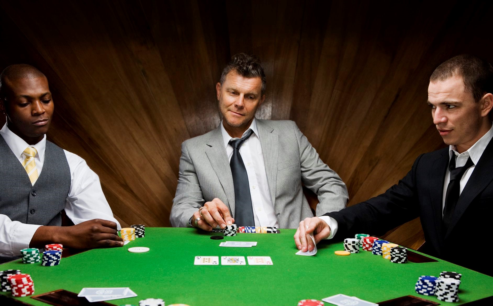 Parali poker oyna ve para kazan